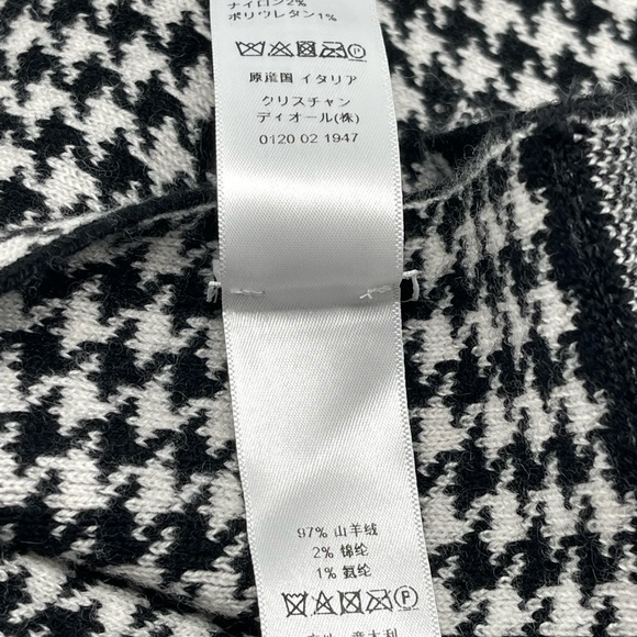 30 MONTAIGNE SCARF
Black and White Blended Cashmere Knit 80” long 19” wide - Picture 6 of 10